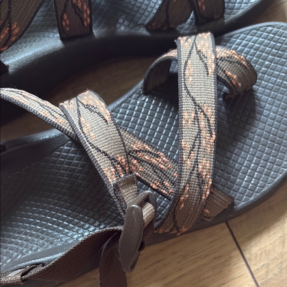 Women’s Chaco’s⛰️ size 8 - Picture 3 of 7